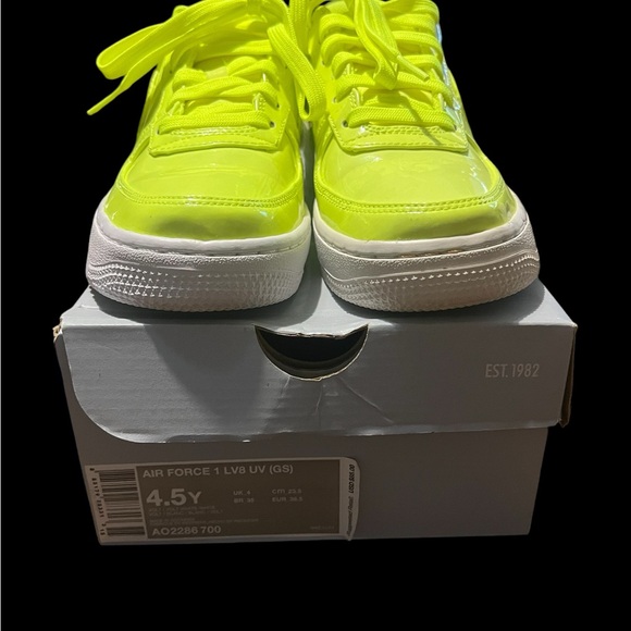 Nike Air Force 1 LV8 UV GS Volt Size 6.5Y/women & 4.5Y kids Authentic - Picture 2 of 4